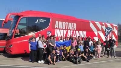 El autobús del Atlético regresa a Madrid con 36 refugiados