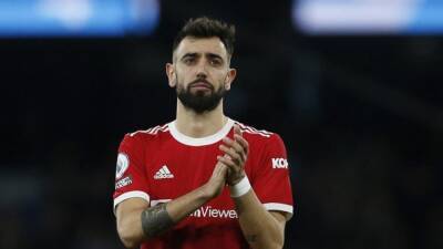 Man United's Fernandes to sign new five-year deal - BBC