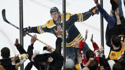 David Pastrnak hat trick keys win, Bruins pass Lightning in East