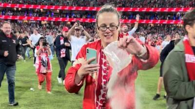 Sydney Swans fans scatter nan's ashes in the middle of the SCG during Buddy Franklin celebration - abc.net.au - Australia