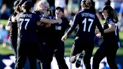 Amelia Kerr - Suzie Bates - ICC Women's World Cup 2022: Suzie Bates' 12th Ton, Hannah Rowe's Five-For Power New Zealand To 71-Run Win Over Pakistan - sports.ndtv.com - New Zealand - India - county White - Pakistan - county Power