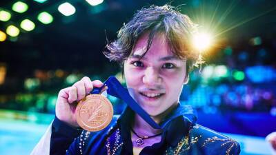 Shoma Uno wins first skating world title, Yuma Kagiyama and Vincent Zhou complete podium