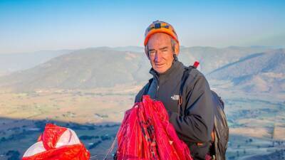 Ken Hutt's death-defying bid to paraglide from Mount Everest summit to be captured on film to help end polio - abc.net.au - Australia - Nepal