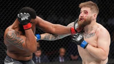 Curtis Blaydes changes things up, drops Chris Daukaus with powerful straight right