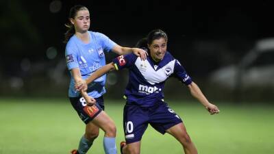 Live updates: Sydney FC take on Melbourne Victory in 2021/22 A-League Women grand final in Sydney