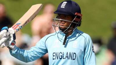 Amy Jones - Sophia Dunkley - Katherine Brunt - Cricket World Cup: England beat Bangladesh to reach semi-finals - bbc.com - Australia - South Africa - New Zealand - India - Bangladesh - Pakistan