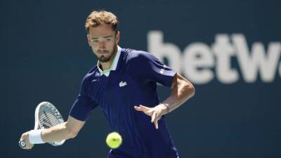 Medvedev too strong for Murray at Miami Open as Osaka receives walkover into fourth round
