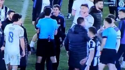 El madridismo aplaude: Raúl totalmente encendido con el árbitro después del fuera de juego - en.as.com - Madrid