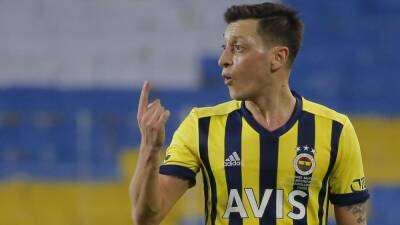 Vitor Pereira - Özil intenta romper el hielo con el Fenerbahçe - en.as.com - Qatar