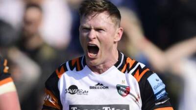 Premiership: Exeter Chiefs 17-22 Leicester Tigers - Chris Ashton equals Premiership try record