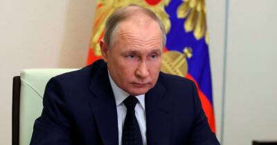 Vladimir Putin is trying to split Ukraine in two like Korea, warns intelligence chief