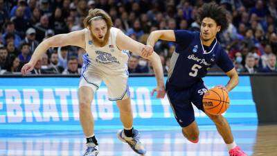 March Madness 2022: North Carolina takes big lead into halftime against Saint Peter's
