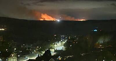 Dramatic scenes as crews battle ANOTHER moorland fire near Greater Manchester - manchestereveningnews.co.uk - Manchester