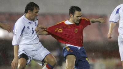 "Como jugador recuerdo que me mareaba corriendo detrás de Xavi e Iniesta" - en.as.com