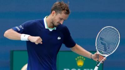 Medvedev reaches last 16 in Miami while looking to regain No. 1 ranking