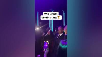 Will Smith - No se le veía muy arrepentido: así estaba Will Smith en la fiesta - Videos - en.as.com