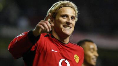 Diego Forlan hoping Manchester United are competing for trophies next season