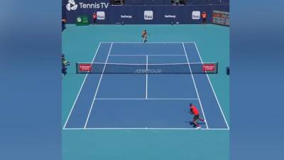 El público loco y el narrador muerto de la risa: el último invento de Kyrgios - en.as.com - Madrid