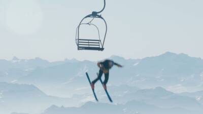 Salta desde un telesilla a 4.000 metros sobre las pistas de esquí