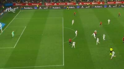 Selección española: La polémica del España-Islandia: gol anulado, penalti a Olmo...