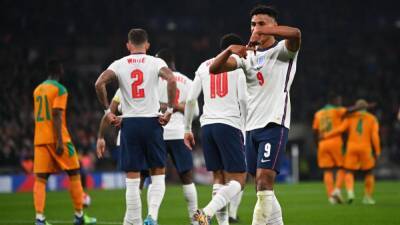 Bobby Charlton - Harry Kane - Ollie Watkins - Inglaterra se divierte al ritmo de Sterling - en.as.com