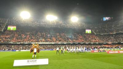 VALENCIA CF | ATHLETIC Tifo con el lema 'bronco' y 40.000 banderas para dar colorido