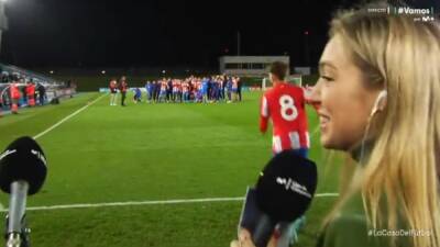 El gesto de la estrella del Atleti en plena entrevista casi imposible de ver en el fútbol profesional