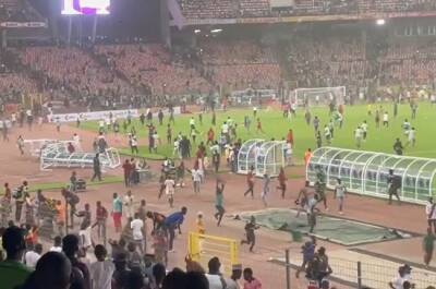 WATCH | Absolute chaos! Fuming Nigeria fans raid pitch to attack Ghana players - news24.com - Qatar - France - Tunisia - Cameroon - Senegal - Morocco - Ghana - county Eagle - Nigeria - county Thomas -  Abuja