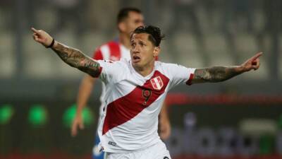 Andrew Downie - Peter Rutherford - 'El Bambino' a new hero as Peru charge into World Cup playoff - channelnewsasia.com - Italy - London - Paraguay - Peru -  Lima