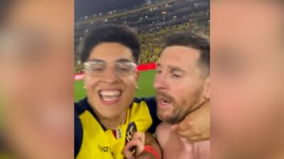 La cara de Messi al asaltarle un aficionado de Ecuador en pleno césped