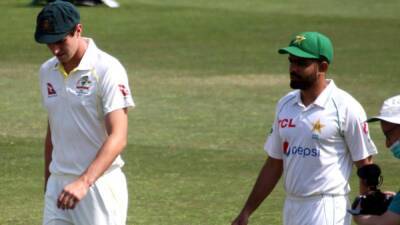 Pakistan bat first in opener against Aust