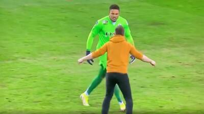 Le agreden, se aplaza el partido y un espontáneo salta al campo y se encara con él - en.as.com - Madrid