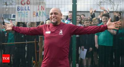 Brazil football great Roberto Carlos turns out for English pub team