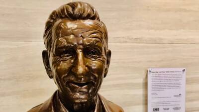 A bronze bust of Brantford's 'Lord Mayor,' Walter Gretzky, has been unveiled at city hall