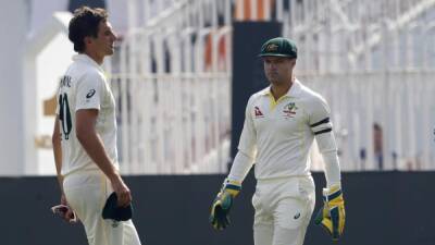 Australia miss review as Pakistan pass 300