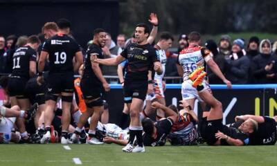 Saracens show their title mettle as win ends Leicester’s unbeaten record