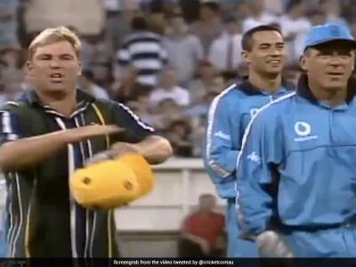 Ricky Ponting - Shane Warne - Mark Waugh - Watch: How Warne Came To England's Rescue, Calmed "Hostile" MCG Crowd - sports.ndtv.com - Australia - India