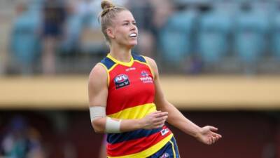 Crows hang on for AFLW win over Magpies - 7news.com.au