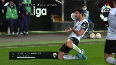 El 'extraño' gol de Guedes que cierra su semana grande - en.as.com - Madrid