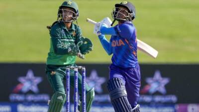 India cruise to World Cup win v Pakistan