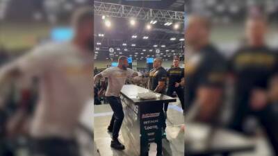 Arnold presencia el último concurso de bofetones: lo que pasa y su reacción lo dicen todo - en.as.com - Madrid