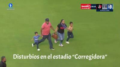 La desgarradora secuencia de esta familia en la batalla de México y cómo tuvieron que proteger al niño - en.as.com - Madrid