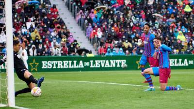 El Elche - Dani Alves - El Barça - Jordi Alba - Elche 1-2 Barcelona: resumen, goles y resultado del partido - en.as.com -  Memphis