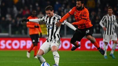 Juve squeeze past Spezia to boost late title push