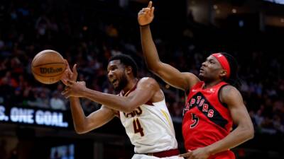 Cavs beat Raptors to widen lead in playoff race