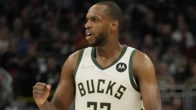 NBA: Khris Middleton stars as Milwaukee Bucks beat Phoenix Suns
