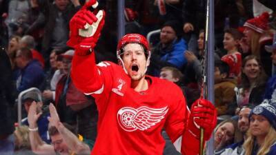 Red Wings - Red Wings' DeKeyser, Bolts' Sustr placed on waivers - tsn.ca -  Detroit - state Michigan - county Bay