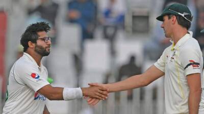 Shane Warne - Steve Smith - Pakistan v Australia: Imam-ul-Haq scores two tons in drawn first Test - bbc.com - Australia - Uae - Sri Lanka - Pakistan -  Lahore