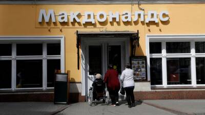 McDonald's cierra en Rusia; EEUU prohíbe comprarle petróleo