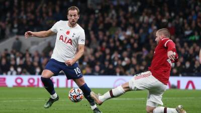 Harry Kane senses opportunity for Spurs against battered Manchester United